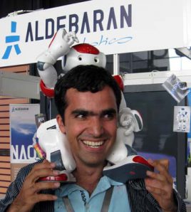 ربات در دست پیام گواهی مسابقات رباتیک