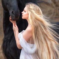 دختر همراه با اسب سیاه